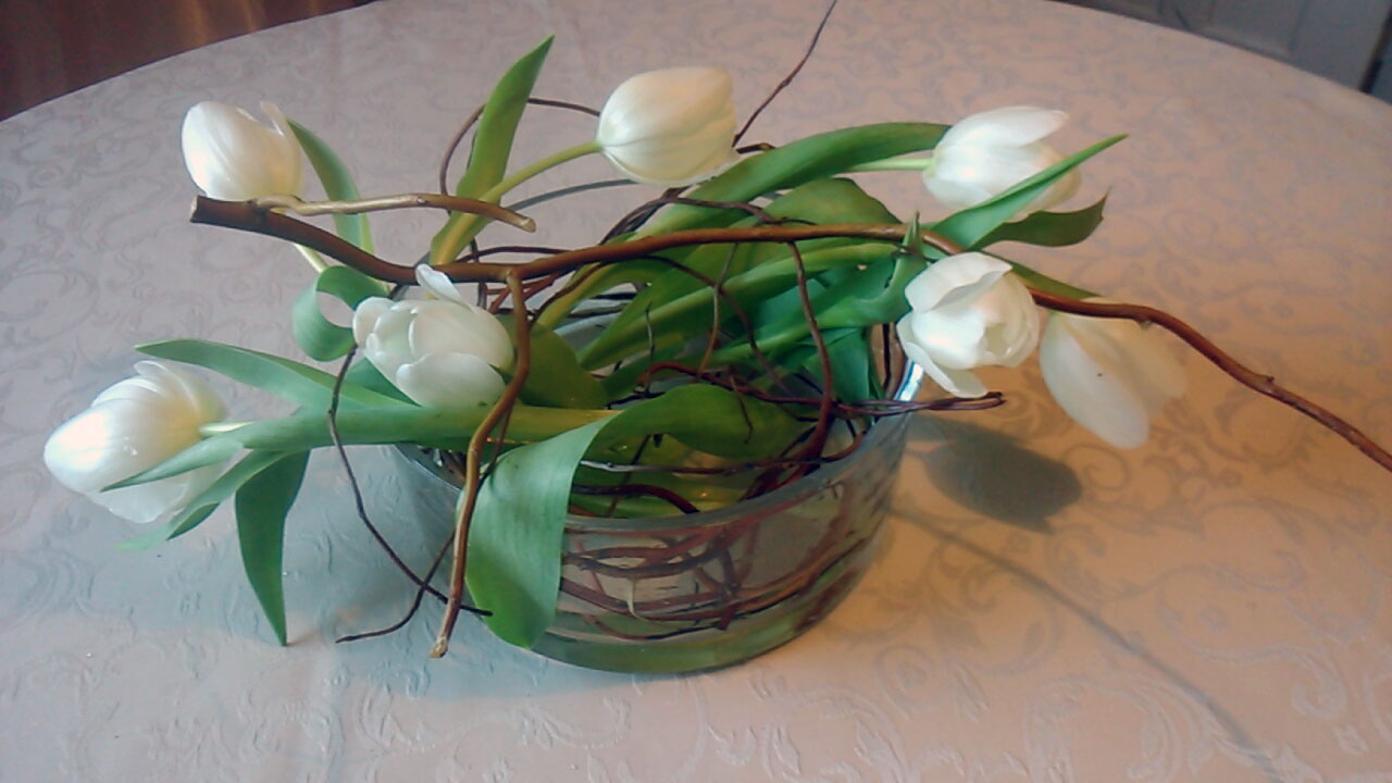 kompozycja w naczyniu z tulipanami