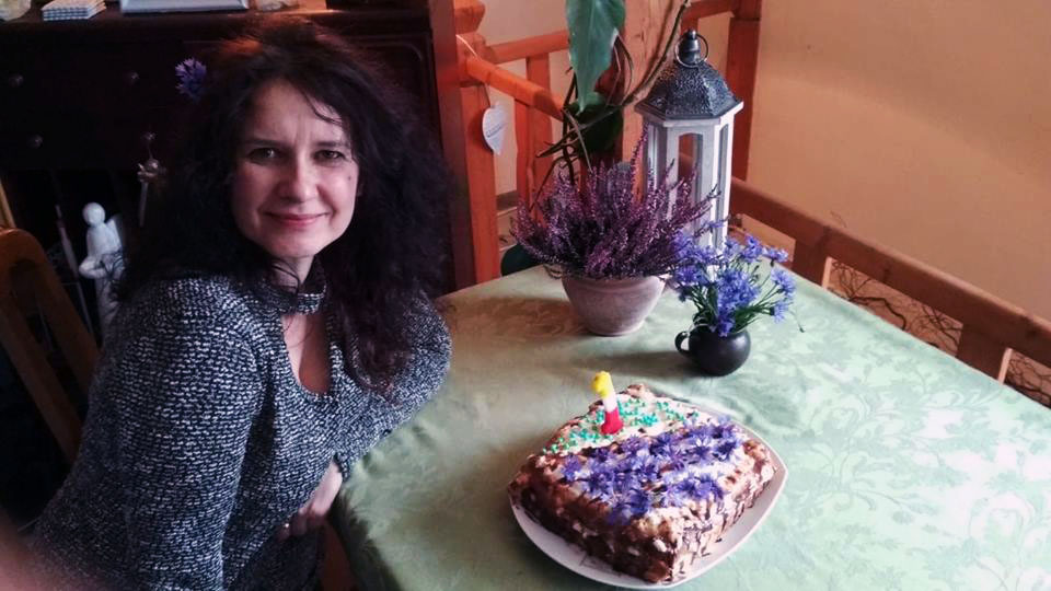 tort z chabrami i jedną świeczką 